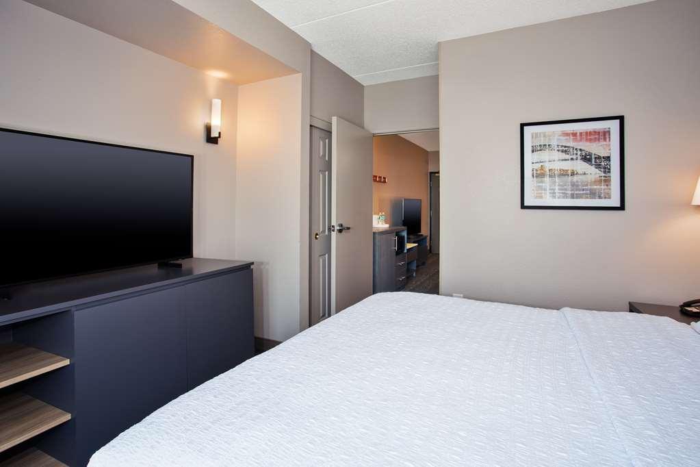 Hampton Inn And Suites Newark Airport Elizabeth Room photo